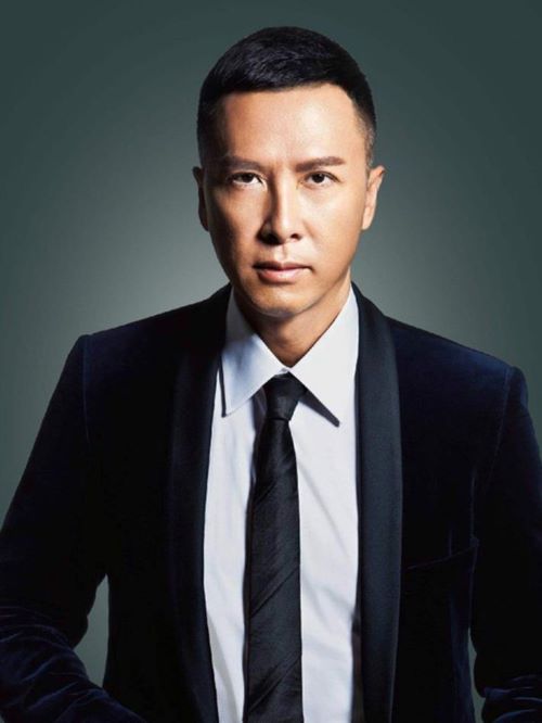 甄子丹（Donnie Yen），1963年7月27日出生于廣東省廣州市，中國香港男演員、導(dǎo)演、武術(shù)指導(dǎo)。
1982年，從北京學(xué)武返回美國，贏得美國當(dāng)年武術(shù)冠軍。1992年，出演《黃飛鴻之二男兒當(dāng)自強》。1995年，主演動作劇《精武門》。1997年，自導(dǎo)自演電影《戰(zhàn)狼傳說》。2002年，擔(dān)任《刀鋒戰(zhàn)士Ⅱ》動作指導(dǎo)。2006年，憑借電影《殺破狼》獲得第25屆香港電影金像獎最佳動作設(shè)計獎。2007年，憑借電影《導(dǎo)火線》獲得第44屆臺灣電影金馬獎最佳動作設(shè)計獎及第27屆香港電影金像獎最佳動作設(shè)計獎。2008年12月，主演的功夫片《葉問》上映。2009年，憑借影片《葉問》獲得第16屆北京大學(xué)生電影節(jié)最佳男演員。2011年，憑借《武俠》第三次獲得臺灣電影金馬獎最佳動作設(shè)計獎。2015年，憑借電影《一個人的武林》第四次奪得香港電影金像獎最佳動作設(shè)計獎。2016年，主演功夫片《葉問3》。2017年，成為美國電影藝術(shù)與科學(xué)學(xué)院“2017年奧斯卡”新成員。2019年，其主演、監(jiān)制的功夫片《葉問4：完結(jié)篇》上映。