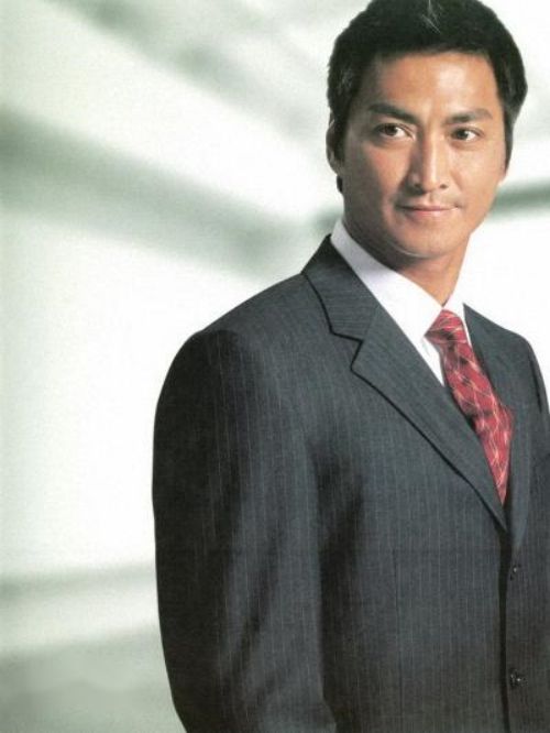 何家勁，1959年12月29日出生于中國香港，1981年進入亞洲電視藝員訓(xùn)練班，中國香港歌手、演員。
1983年簽約亞洲電視，初出道即與關(guān)之琳合作主演電視劇《大將軍》。1993年憑借在古裝偵探劇《包青天》中飾演英俊仗義的展昭一角而成名。1997年主演系列古裝武俠劇《保鏢》。1998年主演動作劇《馬永貞》。2000年主演古裝歷史劇《大英雄鄭成功》。2002年主演都市情感劇《雨夜驚情》。2003年主演古裝武俠劇《無憂公主》。2004年主演古裝武俠劇《醉劍恩仇錄》。2005年主演戰(zhàn)爭劇《飛花如蝶》。2006年主演《新包青天》系列電視劇。2008年參演玄幻武俠電影《風(fēng)云2》。2009年主演民初情感劇《難為女兒紅》。2011年參演懸疑喜劇片《財神客?！?。2013年主演古裝動作劇《新燕子李三》。2014年擔(dān)任惠州旅游形象大使。