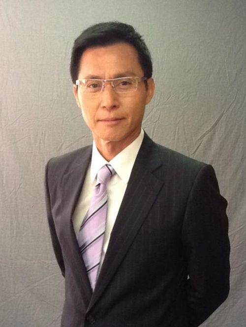 張國強，男，英文名KK Cheung，昵稱“KK”，1956年11月28日出生于香港，中國香港影視男演員、主持人，為前無線電視（TVB）基本部頭合約男藝員、退役香港甲組足球聯(lián)賽足球運動員，司職右后衛(wèi)，常坐后備席，少有正選出場機會。
于70年代后期加入無線電視，于球壇及電視圈雙棲發(fā)展，退役后成為全職演員，曾經(jīng)擔任兒童節(jié)目《430穿梭機》第一代節(jié)目主持，在幾套香港電影中擔任男主角，包括《波?！芳啊饵c指賊賊》。于1990年轉(zhuǎn)投亞洲電視，于2008年重返無線電視。其中97版《天龍八部》中他飾演的奸狠“慕容復”仍被觀眾奉為經(jīng)典。2021年3月8日，張國強出演的電視劇《大步走》在翡翠臺首播；4月12日，出演的時裝警匪律政劇《伙記辦大事》在香港翡翠臺播出。