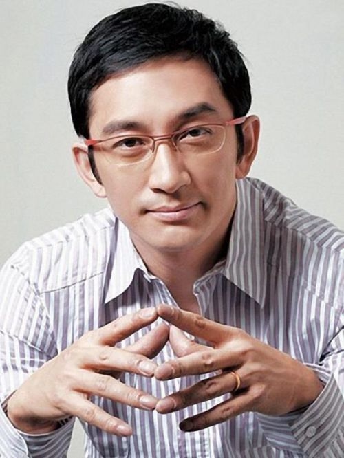 吳啟華，1964年5月19日出生于香港，中國香港影視男演員、流行樂歌手。
1982年，出演個人首部電視劇《魔域桃源》。1986年，主演時裝情感劇《流氓大亨》。1987年，主演古裝歷史劇《大運河》。1991年，主演犯罪題材電影《跛豪》。1996年，主演時裝懸疑劇《900重案追兇》。1998年，在時裝醫(yī)務(wù)劇《妙手仁心》中飾演男主角程至美。2001年，在古裝武俠劇《倚天屠龍記》中飾演男主角張無忌。2003年，主演時裝愛情劇《黑夜彩虹》。2006年，主演時裝愛情劇《樓住有情人》。2009年，主演心理懸疑劇《說出你的秘密》 。2010年，主演時裝警匪劇《法網(wǎng)群英》。2011年，主演都市勵志劇《網(wǎng)商》。2014年，主演時裝紀(jì)律劇《再戰(zhàn)明天》。2016年，主演青春勵志喜劇電影《百萬小妞》。2017年，主演愛情喜劇電影《S的秘密》。2018年，主演都市勵志電影《造夢者》。2019年參演“飛虎”題材警匪劇《飛虎之雷霆極戰(zhàn)》。