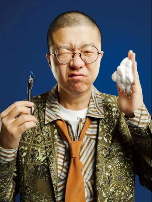 李誕，本名李瑞超，1989年10月2日出生于內(nèi)蒙古自治區(qū)錫林郭勒盟，中國(guó)內(nèi)地脫口秀演員、編劇、策劃人、作家。
2012年，進(jìn)入脫口秀節(jié)目《今晚80后脫口秀》寫(xiě)段子，并成為常駐表演嘉賓，由此踏入演藝圈。2016年，出版首本個(gè)人自選故事集《笑場(chǎng)》。2017年，擔(dān)任騰訊視頻喜劇脫口秀節(jié)目《吐槽大會(huì)第一季》吐槽團(tuán)成員、策劃人及編?。煌?，獲得騰訊視頻星光大賞綜藝新秀大獎(jiǎng) 、“中國(guó)綜藝峰會(huì)匠心盛典”年度創(chuàng)新藝人獎(jiǎng)。2018年，出版?zhèn)€人第三本著作《冷場(chǎng)》。2019年，擔(dān)任導(dǎo)師參加的愛(ài)奇藝說(shuō)話達(dá)人秀節(jié)目《奇葩說(shuō)第六季》播出。2021年，參加節(jié)目《奇葩說(shuō)第七季》；同年9月，主持泛知識(shí)脫口秀節(jié)目《新知懂事會(huì)》；10月，參加原創(chuàng)喜劇競(jìng)演綜藝《一年一度喜劇大賽》；12月25日，參加《2021脫口秀跨年》。 