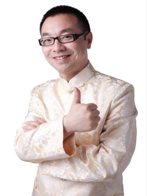 劉儀偉，原名劉偉，1969年4月28日出生于四川省成都市，主持人、導(dǎo)演、演員、編劇、制片人。
1989年畢業(yè)于四川大學(xué)中文系，1990年4月到京，從事流行音樂創(chuàng)作，以作詞與制作為主。1999年至2002年，主持中央電視臺的《天天飲食》并因特立獨(dú)行的主持風(fēng)格走紅。2002年離開《天天飲食》后，入主上海東方衛(wèi)視《東方夜譚》，2005年底，因東方衛(wèi)視選秀節(jié)目需要，離開《東方夜譚》，再次成為自由人。2008年初，接替曹啟泰主持上海第一財(cái)經(jīng)頻道節(jié)目《上班這點(diǎn)事》。2008年3月，在電視劇《奧運(yùn)在我家》中任主演。2009年電視劇《我是老板》中飾演小南方，在影片《火星寶貝之火星沒事》中任導(dǎo)演。2009年底重回主持行業(yè)，先后主持《文化評談》《家庭幽默錄像》等多個(gè)節(jié)目。2016年，執(zhí)導(dǎo)喜劇懸疑動(dòng)作片《我說的都是真的》。