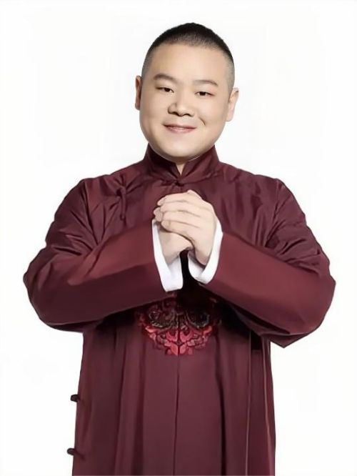 岳云鵬，本名岳龍剛，1985年4月15日出生于河南省濮陽市南樂縣，中國內地相聲、影視男演員。2005年，首次登臺演出。2012年，主演喜劇電影《就是鬧著玩的》。2014年中央電視臺春節(jié)聯歡晚會參演小品《擾民了您》。2015年中央電視臺春節(jié)聯歡晚會表演相聲《我忍不了》。同年主演喜劇電影《煎餅俠》和電視劇《先生，你哪位》。2015年12月加盟央視真人秀《了不起的挑戰(zhàn)》和浙江衛(wèi)視《西游奇遇記》。2016年1月加盟東方衛(wèi)視明星喜劇競賽真人秀《歡樂喜劇人第二季》并獲得總冠軍；4月主演電影《大鬧天竺》；5月主演電影《從你的全世界路過》；7月主演電影《瘋岳撬佳人》，8月主演電影《歡樂喜劇人》；9月加盟浙江衛(wèi)視《喜劇總動員》、主演電影《斷片之險途奪寶》；12月加盟江蘇衛(wèi)視《我們的挑戰(zhàn)》。2017年2月加盟浙江衛(wèi)視《熟悉的味道第二季》；4月主演電影《妖鈴鈴》；8月主演電影《祖宗十九代》；12月主演電影《鼠膽英雄》。