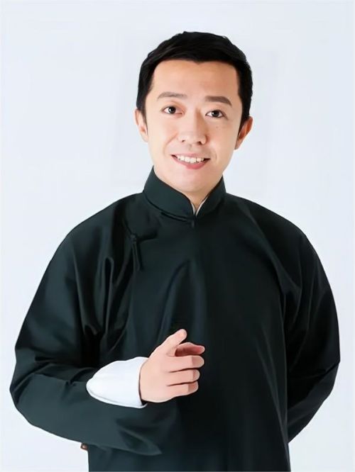 李菁代言,李菁代言費,李菁形象代言,李菁廣告代言,李菁明星代言
李菁，1978年8月1日出生于北京，中國內(nèi)地主持人，相聲演員。中國曲藝家協(xié)會會員、北京曲藝家協(xié)會副主席、北京曲藝家協(xié)會理事、中國快板藝術委員會委員。
1995年，與郭德綱、張文順創(chuàng)辦德云社的前身“北京相聲大會”。2010年10月，李菁參演了《建黨偉業(yè)》、《大鬧天宮》等多部影視劇。2014年6月6日，與沙溢、賈玲和瞿穎作為常駐嘉賓加盟即興喜劇真人秀節(jié)目《喜樂街第一季》。2015年2月18日，李菁在中央廣播電視總臺春節(jié)聯(lián)歡晚會上表演小品《喜樂街》。2016年9月，作為常駐嘉賓參加明星跨界喜劇競技秀《跨界喜劇王》。