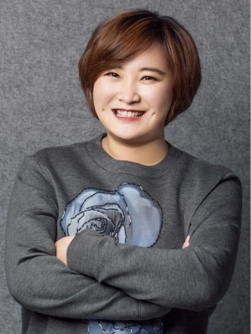 賈玲代言,賈玲代言費,賈玲形象代言,賈玲廣告代言,賈玲明星代言
賈玲（原名賈俞玲），1982年4月29日出生于湖北省襄陽市宜城市，中國內(nèi)地喜劇女演員、導(dǎo)演、編劇，畢業(yè)于中央戲劇學(xué)院。
2003年，獲得“首屆北京相聲小品邀請賽”專業(yè)組一等獎。2006年，獲得“第三屆中央電視臺相聲大賽”專業(yè)組二等獎。2010年，開始登上中央電視臺春節(jié)聯(lián)歡晚會舞臺。
2015年，參演《擺渡人》《萬萬沒想到》等電影。2018年，擔(dān)任浙江衛(wèi)視節(jié)目《王牌對王牌》固定嘉賓。2020年6月6日，參加浙江衛(wèi)視節(jié)目《青春環(huán)游記第二季》。2021年，憑借自編自導(dǎo)自演的電影《你好，李煥英》成為全球單片票房最高的女導(dǎo)演（截至2021年4月）。