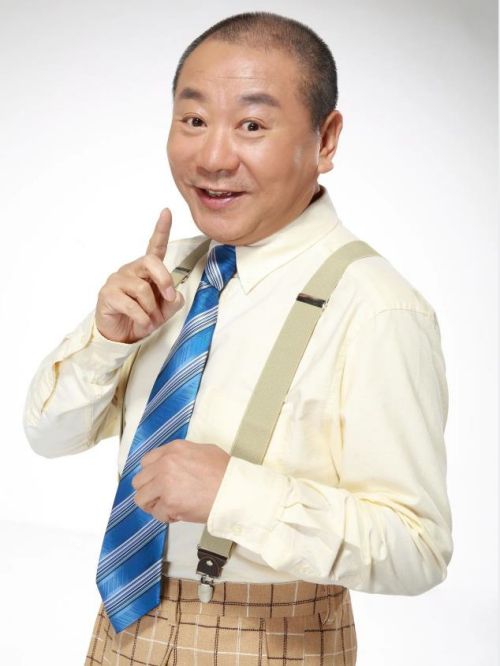 范偉代言,范偉代言費,范偉形象代言,范偉廣告代言,范偉明星代言
范偉，1962年9月2日出生于遼寧省沈陽市大東區(qū)，中國內地男演員，喜劇表演藝術家、國家一級演員。
1995年，第一次登上中央電視臺春節(jié)聯歡晚會的舞臺。2001年，在中央電視臺春節(jié)聯歡晚會上表演小品《賣拐》并獲得小品類一等獎。2006年，憑借電影《芳香之旅》獲得第30屆埃及開羅國際電影節(jié)特別表演獎（金鑰匙獎）。2009年，主演的電視劇《老大的幸福》獲得第25屆中國電視金鷹獎觀眾喜愛的電視劇男演員獎和第16屆上海電視節(jié)最具號召力男演員獎兩項大獎。2016年，參演由馮小剛執(zhí)導的喜劇電影《我不是潘金蓮》；同年，主演的電影《不成問題的問題》榮獲東京國際電影節(jié)最佳藝術貢獻獎、臺灣電影金馬獎最佳男主角及北京國際電影節(jié)最佳男主角。2021年，憑借電影《一秒鐘》獲得第34屆中國電影金雞獎最佳男配角。2022年，領銜主演的電影《斷·橋》上映。
