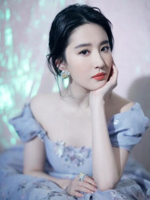 劉亦菲代言,劉亦菲代言費(fèi),劉亦菲形象代言,劉亦菲廣告代言,劉亦菲明星代言
劉亦菲，1987年8月25日出生于湖北省武漢市，華語(yǔ)影視女演員、歌手，畢業(yè)于北京電影學(xué)院2002級(jí)表演系本科。
2002年因出演電視劇《金粉世家》中白秀珠一角踏入演藝圈。2003年因出演武俠劇《天龍八部》中王語(yǔ)嫣一角嶄露頭角。2004年憑借仙俠劇《仙劍奇?zhèn)b傳》趙靈兒一角獲得了高人氣與關(guān)注度。2005年主演武俠劇《神雕俠侶》。2008年憑借好萊塢電影《功夫之王》成為首位榮登IMDB電影新人排行榜榜首的亞洲女星。2014年，憑借古裝片《銅雀臺(tái)》中靈雎一角獲得第5屆澳門(mén)國(guó)際電影節(jié)最佳女主角獎(jiǎng)。2015年起，劉亦菲主演的電影《夜孔雀》《烽火芳菲》均入圍國(guó)際A類(lèi)電影節(jié)主競(jìng)賽單元。2017年，擔(dān)任迪士尼真人版電影《花木蘭》女主角。2021年，主演女性古裝勵(lì)志劇《夢(mèng)華錄》。