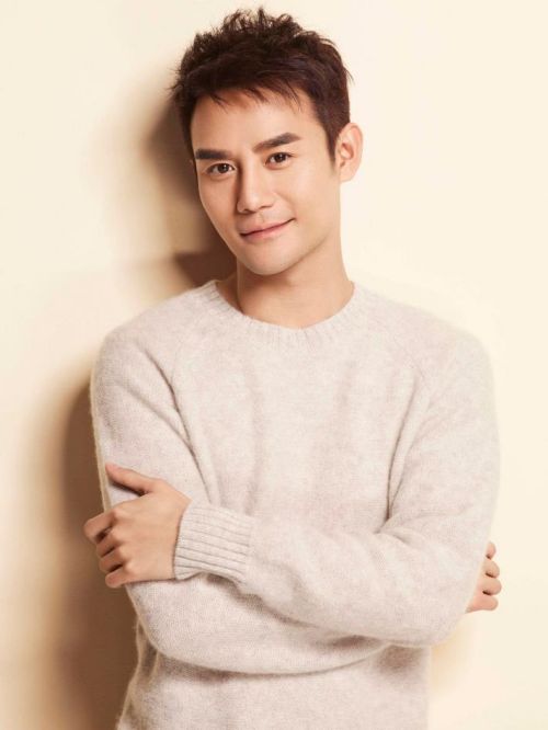 王凱代言,王凱代言費,王凱形象代言,王凱廣告代言,王凱明星代言
王凱，1982年8月18日出生于湖北省武漢市，中國內(nèi)地影視男演員、流行樂歌手，畢業(yè)于中央戲劇學院2003級表演本科班。
2005年出演年代劇《寒秋》進入演藝圈 。2013年出演歷史正劇《北平無戰(zhàn)事》。2015年憑借諜戰(zhàn)劇《偽裝者》和古裝劇《瑯琊榜》獲得廣泛關(guān)注。2016年主演懸疑探案劇《如果蝸牛有愛情》。2017年登上央視春晚演唱歌曲《在此刻》 ；同年主演懸疑電影《嫌疑人X的獻身》上映，該片打破了內(nèi)地犯罪題材電影票房紀錄。2018年主演年代劇《大江大河》。2020年主演古代傳奇劇《清平樂》、現(xiàn)代經(jīng)偵劇《獵狐》和年代創(chuàng)業(yè)劇《大江大河2》。
