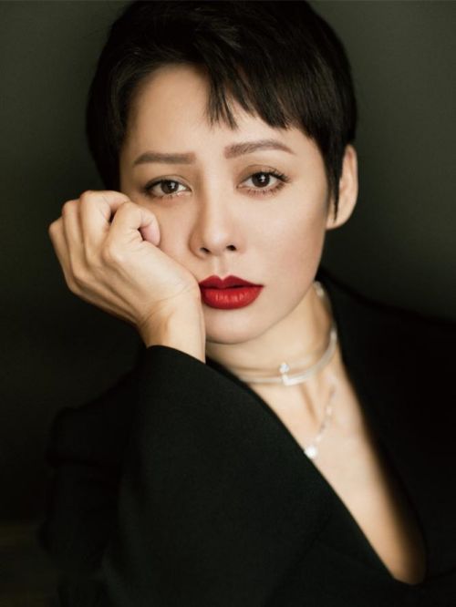 寧靜代言,寧靜代言費,寧靜形象代言,寧靜廣告代言,寧靜明星代言
寧靜，1972年4月27日出生于貴州省貴陽市，畢業(yè)于上海戲劇學(xué)院模特進(jìn)修班，中國影視女演員、歌手，國家一級演員。
1989年，寧靜參演個人首部電影《聯(lián)手警探》從而開啟銀幕生涯。1994年，憑借劇情片《炮打雙燈》獲得第42屆圣塞巴斯蒂安國際電影節(jié)最佳女主角獎。1995年，主演劇情片《陽光燦爛的日子》。1996年，憑借歷史劇情片《紅河谷》獲得大眾電影百花獎最佳女演員獎。1999年，主演戰(zhàn)爭電影《黃河絕戀》獲得第19屆中國電影金雞獎最佳女主角獎。
2002年出演清裝宮廷劇《孝莊秘史》中大玉兒一角。2011年主演民族歷史劇《奢香夫人》。2012年，憑借革命戰(zhàn)爭片《辛亥革命》獲得大眾電影百花獎最佳女配角獎。2017年，主演古裝歷史劇《大秦帝國之崛起》。2020年，參加女性勵志綜藝《乘風(fēng)破浪的姐姐》，奪得第一。
