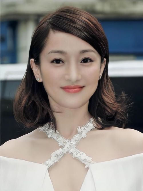 周迅代言,周迅代言費(fèi),周迅形象代言,周迅廣告代言,周迅明星代言
周迅，1974年10月18日出生于浙江省衢州市，華語影視女演員、歌手。
1998年主演電影《蘇州河》，獲得第15屆巴黎國際電影節(jié)最佳女主角獎?。2002年，主演電影《煙雨紅顏》獲得第25屆大眾電影百花獎最佳女主角獎。2005年主演歌舞片《如果·愛》，獲得第25屆香港電影金像獎最佳女主角獎、第43屆臺灣電影金馬獎最佳女主角獎。2008年主演電影《畫皮》、諜戰(zhàn)片《風(fēng)聲》。2009年主演文藝片《李米的猜想》，獲得第27屆中國電影金雞獎最佳女主角獎、第三屆亞洲電影大獎最佳女主角獎、第16屆北京大學(xué)生電影節(jié)最佳女演員獎。2014年被授予法國文學(xué)與藝術(shù)騎士勛章；主演電視劇《紅高粱》。2017年，主演古裝劇《如懿傳》。2018年，主演的電影《你好，之華》公映。2020年3月27日，其主演的女性話題劇《不完美的她》上線。2021年主演電影《第十一回》。