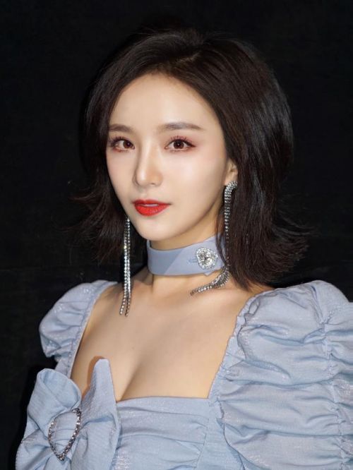 李予溪代言,李予溪代言費,李予溪形象代言,李予溪廣告代言,李予溪明星代言
李予溪（Mocika），原名李媛希、李雨奚，1990年2月10日出生于四川省雅安市，中國內地流行樂女歌手、影視演員。
2009年，參加湖南衛(wèi)視選秀娛樂節(jié)目《快樂女聲》。2010年，加入女子演唱組合“I ME”，并擔任隊長；同年，隨I ME推出組合首張EP專輯《哎咿呀》，并獲得了第7屆勁歌王·金曲金榜最有前途新人組合獎、第12屆韓國Mnet亞洲音樂盛典亞洲新星獎等多個獎項。2011年，出演魔幻喜劇電影《開心魔法》。2017年，出演青春校園勵志喜劇《鮮肉老師》；同年主演都市愛情輕喜劇《瑪麗蘇遇上杰克蘇》。2019年出演古裝勵志劇《鳳弈》；11月，參加愛奇藝華語名曲競演綜藝節(jié)目《這樣唱好美》，最終獲得總決賽第6名。2020年，相繼推出個人單曲《月光與貓》、《只能懷念》。