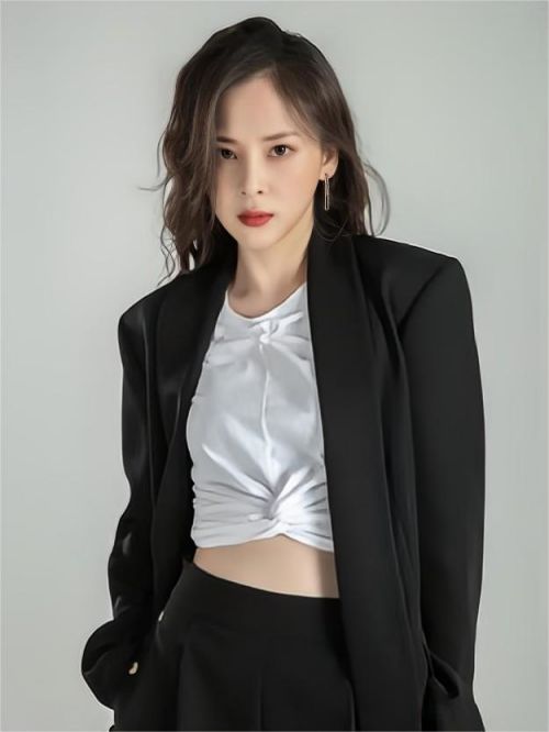 盧蒽潔代言,盧蒽潔代言費(fèi),盧蒽潔形象代言,盧蒽潔廣告代言,盧蒽潔明星代言
盧蒽潔，1991年7月19日出生于貴州省貴陽(yáng)市，中國(guó)內(nèi)地女演員，畢業(yè)于浙江傳媒學(xué)院表演系。
2014年因出演電視劇《犀利仁師》中玉如意一角而正式出道。2015年參演偶像劇《何以笙簫默》并出演網(wǎng)絡(luò)劇《會(huì)痛的17歲》第三單元《尚好的青春》；同年出演首部電影《催命符之劫后重生》。2019年參演古裝仙俠劇《陳情令》。