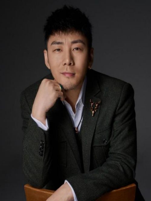 陳旭代言,陳旭代言費(fèi),陳旭形象代言,陳旭廣告代言,陳旭明星代言
陳旭曾是中國第一批送往國外培訓(xùn)打造的藝人團(tuán)體隊長,中國Hip-Hop屆教父級元老人物 世界街舞季軍,集作詞、作曲、演唱、rap maker、編曲編舞于一身的全能音樂創(chuàng)作音樂人。
北京電視臺知名主持人、演員；48公斤級泰拳冠軍、職業(yè)泰拳教練；國家一級古董藝術(shù)品鑒定師。