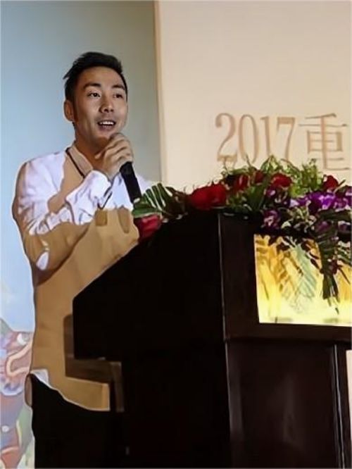 主持收藏家聚會《玉宴十年》