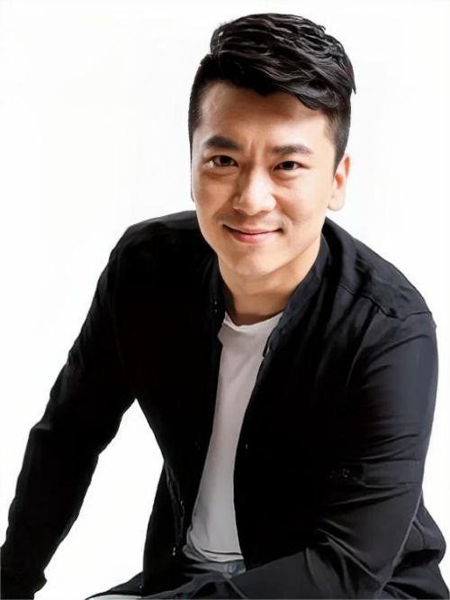 王大奇代言,王大奇代言費(fèi),王大奇形象代言,王大奇廣告代言,王大奇明星代言
王大奇，1983年8月10日出生于遼寧省鞍山市，中國(guó)內(nèi)地影視男演員。畢業(yè)于中國(guó)人民解放軍國(guó)防大學(xué)軍事文化學(xué)院
2009年，出演電視劇《我的團(tuán)長(zhǎng)我的團(tuán)》，從而正式進(jìn)入演藝圈。2013年，出演古裝歷史劇《大秦帝國(guó)之縱橫》。2015年，出演軍旅劇《雪域雄鷹》。2016年，主演古裝武俠劇《五鼠鬧東京》；同年，主演電視劇《天倫》。2017年，主演剿匪傳奇劇《林海雪原》；同年，出演兵團(tuán)生活題材劇《花兒與遠(yuǎn)方》。2018年，主演年代戲《東四牌樓東》。
2019年10月，出演火箭軍題材電視劇《號(hào)手就位》。2021年，參演電視劇《人世間》。