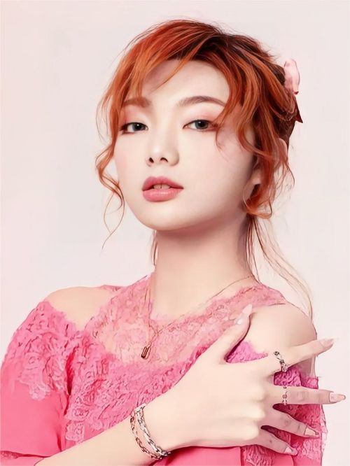 李紫婷代言,李紫婷代言費(fèi),李紫婷形象代言,李紫婷廣告代言,李紫婷明星代言
李紫婷（MiMi Lee），2000年1月20日出生于泰國(guó)曼谷，泰籍華裔女歌手、主持人、演員。
2014年，先后獲得了泰國(guó)中央中文電視臺(tái)年度中文歌曲大賽冠軍和北京水立方全球華裔青少年華語(yǔ)歌曲大賽季軍兩個(gè)獎(jiǎng)項(xiàng)。2015年，出演了泰國(guó)青春連續(xù)劇《天真少年》。2016年，舉辦首場(chǎng)個(gè)人演唱會(huì)；出演愛(ài)情電影《再見(jiàn)，在也不見(jiàn)》。2018年4月，參加騰訊視頻女團(tuán)青春成長(zhǎng)節(jié)目《創(chuàng)造101》，加入女子演唱組合“火箭少女101”；5月25日，被泰國(guó)瑪哈·扎克里·詩(shī)琳通公主授予“杰出貢獻(xiàn)獎(jiǎng)”。2020年6月23日，所屬組合火箭少女101正式解散；8月24日，發(fā)布單曲《遇南星》。2021年12月31日，參加《夢(mèng)圓東方·2022東方衛(wèi)視跨年盛典》。2022年，參加?xùn)|方衛(wèi)視音樂(lè)劇文化推廣節(jié)目《愛(ài)樂(lè)之都》。