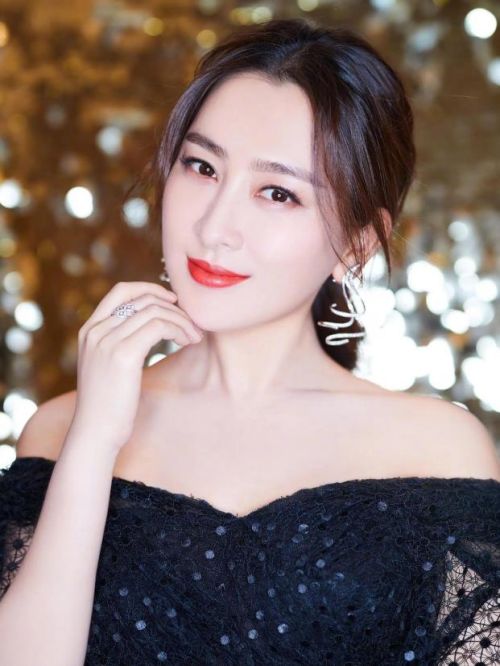 馬蘇代言,馬蘇代言費(fèi),馬蘇形象代言,馬蘇廣告代言,馬蘇明星代言
馬蘇，1981年2月17日出生于黑龍江省哈爾濱市，中國(guó)內(nèi)地影視女演員，先后畢業(yè)于解放軍藝術(shù)學(xué)院舞蹈系、北京電影學(xué)院高職學(xué)院表演系。
2002年，主演首部個(gè)人影視作品《大唐歌飛》。2004年，主演青春劇《我的功夫女友》。2007年，零片酬出演兒童公益慈善電影《緣來(lái)是愛(ài)》。2009年，主演年代劇《北風(fēng)那個(gè)吹》。2010年，主演故事片《鐵人》。2011年，主演諜戰(zhàn)劇《旗袍》。2012年，主演電視劇《女人如花》。2013年，主演電視劇《北京青年》、《女人如花》。2016年2月，主演都市情感劇《還是夫妻》。2017年，主演古裝傳奇劇《巴清傳》。2018年，主演現(xiàn)代都市喜劇電影《同學(xué)燴》。2019年9月10日，主演鄉(xiāng)村題材電視劇《綠水青山帶笑顏》。