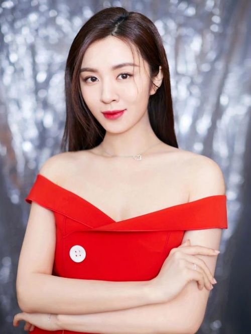 王曉晨代言,王曉晨代言費,王曉晨形象代言,王曉晨廣告代言,王曉晨明星代言
王曉晨，1988年7月25日出生于山東省青島市，中國內(nèi)地女演員。
2006年在校期間的王曉晨因參演現(xiàn)代劇《現(xiàn)代美女》而開始演藝事業(yè)。2008年出演武俠劇《射雕英雄傳》。2010年主演親情劇《丑角爸爸》。2013年出演諜戰(zhàn)戲《神槍之倒刺》。2014年主演情感劇《我愛男閨蜜》。2015主演情感劇《大好時光》。2016年主演話題劇《二胎時代》；同年還獲得第19屆華鼎獎全國觀眾最喜愛的影視明星獎。2017年憑借電影《春嬌救志明》獲得第五屆亞洲微電影藝術(shù)節(jié)觀眾最喜愛演員獎。2018年憑借都市劇《我的！體育老師》獲得國劇盛典年度關(guān)注演員獎；同年還獲得中國時尚權(quán)力榜年度演技突破女藝人獎。2019年獲得第六屆中國電視好演員獎綠組最佳女演員獎。