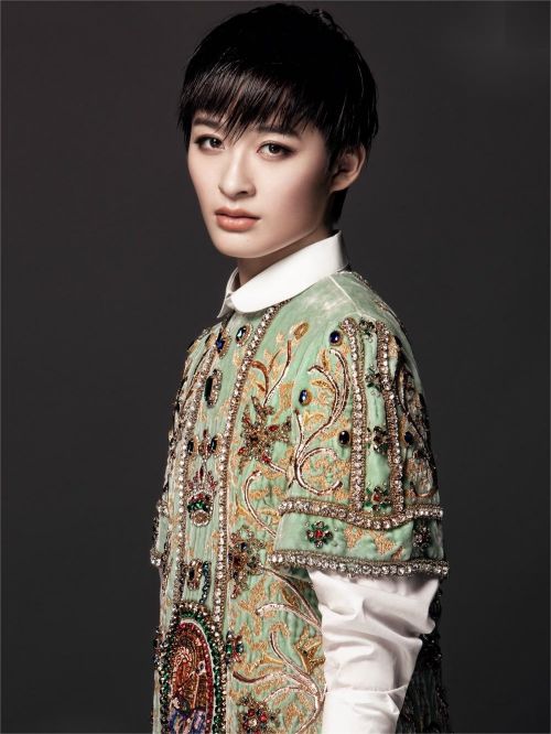 曾軼可代言,曾軼可代言費(fèi),曾軼可形象代言,曾軼可廣告代言,曾軼可明星代言
曾軼可（Yico Zeng)，1990年1月3日出生于湖南省常德市漢壽縣，創(chuàng)作型女歌手、演員。
2009年，曾軼可參加《2009快樂(lè)女聲》并獲得全國(guó)第九名，在比賽中以《獅子座》《最天使》等原創(chuàng)歌曲嶄露頭角。同年11月，發(fā)行首張全創(chuàng)作專輯《Forever Road》。2010年3月參演電影《戀愛(ài)通告》，創(chuàng)作并演唱了電影片尾曲《夜車》。2011年7月，發(fā)行第二張全創(chuàng)作專輯《一只貓的旅行 Forever 21》。2013年發(fā)行第三張全創(chuàng)作專輯《會(huì)飛的賊》。2014年參演電視劇《步步驚情》。2015年發(fā)行第四張全創(chuàng)作專輯《25歲的晴和雨》。2018年發(fā)行第五張全創(chuàng)作專輯《Anti ! Yico》。2020年發(fā)行第六張全創(chuàng)作專輯《情緒禁區(qū)》。2021年10月15日，發(fā)行第七張全創(chuàng)作專輯《Burning》。