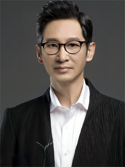 王勁松代言,王勁松代言費(fèi),王勁松形象代言,王勁松廣告代言,王勁松明星代言
王勁松，1967年11月15日出生于江蘇省徐州市，中國(guó)內(nèi)地男演員，南京市話劇團(tuán)演員，國(guó)家一級(jí)演員。
2006年，參演歷史大劇《大明王朝1566》、電視劇《血色湘西》。2007年出演歷史劇《恰同學(xué)少年》。2009年主演刑偵劇《現(xiàn)場(chǎng)鐵證》。2011年出演諜戰(zhàn)劇《借槍》、電視劇《彈孔》。2012年出演《我是特種兵之利刃出鞘》。2013年參演電視劇《江湖正道》。2014年出演《北平無(wú)戰(zhàn)事》。2015年出演電視劇《瑯琊榜》、《麻雀》。2016年出演《軍師聯(lián)盟》、《大唐榮耀》、《星火燎原之云霧街》。2017年出演古裝劇《天下長(zhǎng)安》、諜戰(zhàn)劇《秋蟬》、神話劇《天乩之白蛇傳說(shuō)》。2019年主演緝毒題材劇《破冰行動(dòng)》。2020年參演重大革命歷史題材獻(xiàn)禮劇《光榮與夢(mèng)想》；同年參演電影《掃黑行動(dòng)》。2021年，主演重大革命歷史題材電視劇《大決戰(zhàn)》；同年，擔(dān)任第八屆“文榮獎(jiǎng)”評(píng)委會(huì)評(píng)委。