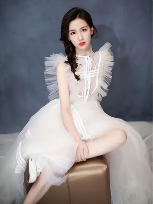 陳都靈代言,陳都靈代言費,陳都靈形象代言,陳都靈廣告代言,陳都靈明星代言
陳都靈，1993年10月18日出生于福建省廈門市，畢業(yè)于南京航空航天大學(xué)，中國內(nèi)地影視女演員。
2013年，陳都靈因獲得Facejoking“女神排行榜”冠軍而獲得關(guān)注。2015年，其主演的電影處女作 《左耳》上映，她也因此獲得第24屆上海影評人獎最佳新人女演員提名。此后，陳都靈還相繼主演了懸疑片《雙生》、科幻動作冒險片《破夢游戲》、愛情劇《求婚大作戰(zhàn)》等影視作品。2019年，在現(xiàn)代劇《七月與安生》中飾演女主角之一的林七月。2021年，參演的歷史題材劇《光榮與夢想》播出。2022年，其主演的民國劇《良辰好景知幾何》播出。