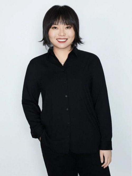 李雪琴代言,李雪琴代言費(fèi),李雪琴形象代言,李雪琴廣告代言,李雪琴明星代言
李雪琴，1995年7月1日出生于遼寧省鐵嶺市，中國內(nèi)地女演員、脫口秀演員、喜劇創(chuàng)作者。
2019年，李雪琴因錄制視頻隔空喊話郭艾倫、李彥宏、楊鳴被他們回復(fù)而受到大家關(guān)注。2020年，參與錄制的脫口秀競技節(jié)目《脫口秀大會(huì)第三季》在騰訊視頻播出，最終在總決賽中獲得第五名。
2021年1月，參加綜藝《歡樂喜劇人第七季》；3月1日，擔(dān)任新華網(wǎng)兩會(huì)觀察員。