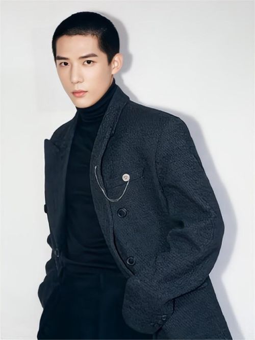 王安宇代言,王安宇代言費,王安宇形象代言,王安宇廣告代言,王安宇明星代言
王安宇，1998年2月3日出生于浙江省寧波市余姚市，中國內(nèi)地男演員，畢業(yè)于中國傳媒大學(xué)2016級播音主持專業(yè)。
2016年，參加體育競技類節(jié)目《陽光藝體能》。2018年6月，參加騰訊視頻音樂節(jié)目《明日之子第二季》；8月，簽約海寧壹加壹文化經(jīng)紀有限公司正式出道。2019年12月14日，主演的古裝宮廷劇《夢回》播出；16日，主演的青春校園劇《閃光少女》播出。2020年，主演的古裝輕喜劇《女世子》播出。2020年12月14日，主演的青春校園劇《百歲之好，一言為定》播出。2021年2月4日，主演的都市勵志劇《我的時代，你的時代》播出；11月22日，與宋祖兒主演的電視劇《陪你逐風(fēng)飛翔》播出，飾演花滑少年邵北笙，發(fā)行劇中單曲《給你的》。