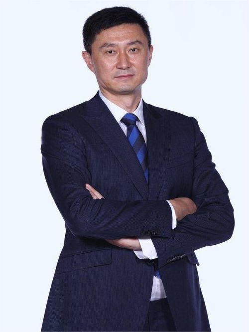 杜鋒代言,杜鋒代言費,杜鋒形象代言,杜鋒廣告代言,杜鋒明星代言
杜鋒，男，回族，1981年7月30日生于新疆烏魯木齊，中國職業(yè)籃球運動員、教練員，司職大前鋒，現(xiàn)任中國男籃以及CBA廣東宏遠男籃主教練。
1996年，杜鋒加盟廣東青年隊；1999年升入廣東宏遠一隊，并幫助球隊奪得多個CBA賽季總冠軍。2001年杜鋒入選國家隊，并曾跟隨中國男籃征戰(zhàn)2004年雅典奧運會和2008年北京奧運會。2012年4月6日，杜鋒正式宣布退役。2017年4月28日，杜鋒出任男籃雙國家隊主帥。2018年9月26日，杜鋒擔任廣東宏遠隊主教練。2018-19賽季，杜鋒帶領廣東隊奪得CBA總冠軍。2019年10月31日，中國籃協(xié)宣布杜鋒將成為中國男籃新任主帥。2018-19、2019-20、2020-21賽季，杜鋒連續(xù)三年當選CBA最佳教練。2021年5月1日，杜鋒帶領廣東隊奪得2020-21賽季CBA總冠軍。