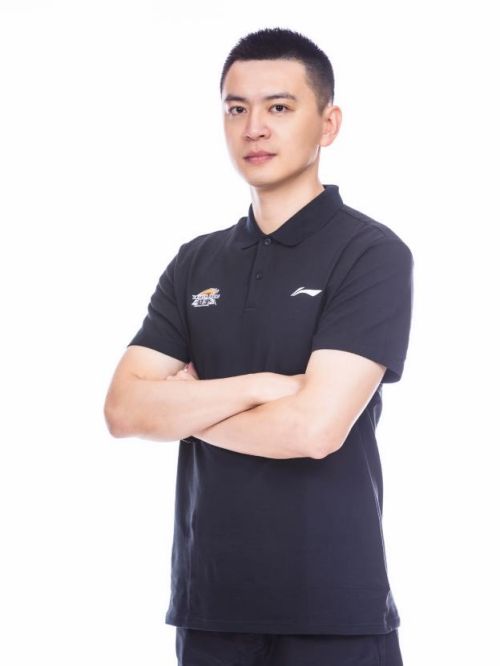 楊鳴代言,楊鳴代言費(fèi),楊鳴形象代言,楊鳴廣告代言,楊鳴明星代言
楊鳴，1985年7月31日出生在遼寧省大連市，前中國籃球運(yùn)動員，司職控球后衛(wèi)。CBA遼寧沈陽三生飛豹籃球俱樂部主教練。
2004年，楊鳴從遼寧隊青年隊升至一隊，于2004-05賽季代表遼寧隊出戰(zhàn)CBA聯(lián)賽。2009年，楊鳴代表山東省出戰(zhàn)十一屆全運(yùn)會男籃比賽，取得亞軍。楊鳴整個運(yùn)動員生涯效力于遼寧16年，幫助遼寧獲得2017-2018賽季CBA總冠軍。2018年4月22日，楊鳴隨遼寧隊奪得隊史首冠。5月30日，遼寧男籃官方宣布楊鳴正式退役。
2020年6月28日，楊鳴擔(dān)任遼寧男籃主教練。9月26日，楊鳴率遼寧男籃奪得全運(yùn)會男籃U22組冠軍。2022年4月26日，楊鳴率領(lǐng)遼寧男籃奪得2021-2022賽季CBA總冠軍。
