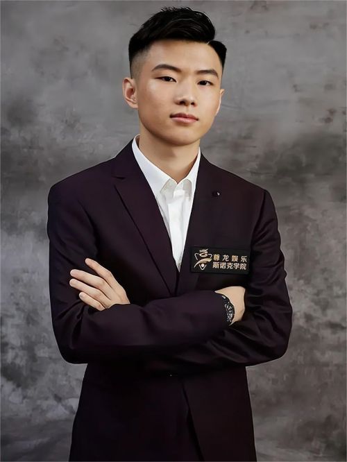 趙心童代言,趙心童代言費(fèi),趙心童形象代言,趙心童廣告代言,趙心童明星代言
趙心童，1997年4月3日出生于陜西省西安市，中國斯諾克運(yùn)動員。
2016年，趙心童轉(zhuǎn)入職業(yè)斯諾克賽場。2018年，趙心童首次闖入斯諾克排名賽四強(qiáng)。2019年，趙心童首次晉級世界斯諾克錦標(biāo)賽正賽。2021年，趙心童在斯諾克英國錦標(biāo)賽中擊敗盧卡·布雷切爾，職業(yè)生涯首次獲得排名賽冠軍。趙心童也成為繼丁俊暉、顏丙濤后第三位捧起斯諾克三大賽冠軍獎杯的中國選手。2022年，趙心童在斯諾克德國大師賽上戰(zhàn)勝顏丙濤，獲得職業(yè)生涯第二個排名賽冠軍。