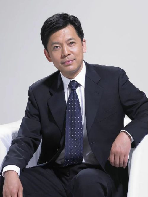 何政軍代言,何政軍代言費(fèi),何政軍形象代言,何政軍廣告代言,何政軍明星代言
何政軍，1963年6月16日出生于四川省成都市，中國(guó)內(nèi)地影視男演員。
1979年，17歲的何政軍在成都輕工業(yè)局作繪圖設(shè)計(jì)。2005年出演電視劇《亮劍》，飾演趙剛一角。2014年3月，主演的電視劇《青果巷》在央視八臺(tái)黃金檔播出。2020年，參演電影《天下無(wú)拐》。