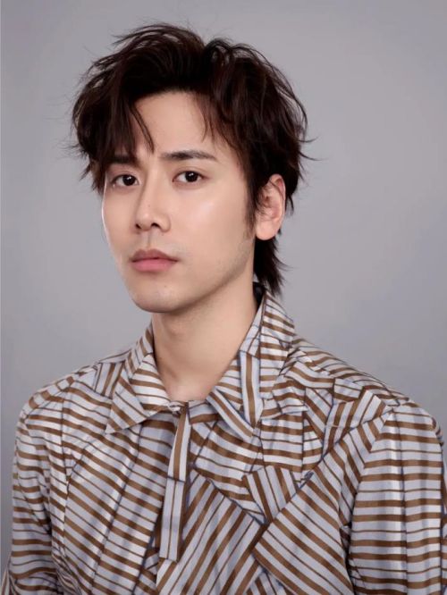 蔡珩代言,蔡珩代言費(fèi),蔡珩形象代言,蔡珩廣告代言,蔡珩明星代言
蔡珩，1986年11月27日出生于上海市，畢業(yè)于中央戲劇學(xué)院，中國內(nèi)地影視男演員。
2011年，出演古裝懸疑劇《卜案》，從而進(jìn)入演藝圈。2012年，憑借都市情感劇《夫妻那些事》提名搜狐電視劇盛典最佳新人獎(jiǎng)；同年，出演的民國傳奇劇《亂世佳人》播出。2013年，主演的年代情感劇《烽火佳人》播出。2014年，出演的青春勵(lì)志片《誰動(dòng)了我的夢(mèng)想》上映。2016年，出演的古裝劇《秀麗江山之長(zhǎng)歌行》和懸疑愛情劇《如果蝸牛有愛情》相繼播出?[2]??。2018年，主演的奇幻冒險(xiǎn)電影《云南蟲谷》上映。2019年，獲得第四屆新文娛年度盛典最佳新星獎(jiǎng)。2020年，主演的古裝輕喜劇《成化十四年》上線。2022年，參演的懸疑探案劇《獵罪圖鑒》播出；同年，參加芒果TV全景音樂競(jìng)演綜藝《披荊斬棘第二季》。