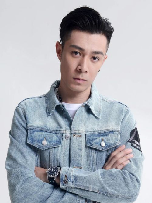 周柏豪代言,周柏豪代言費,周柏豪形象代言,周柏豪廣告代言,周柏豪明星代言
周柏豪（Pakho Chau），1984年11月12日出生于中國香港，中國香港流行樂男歌手、詞曲作者、影視演員，種星堂（Starz People）經(jīng)紀公司旗下模特、藝人籃球隊橫洲工業(yè)籃球隊隊員。
2007年作為歌手出道；11月，推出首張個人專輯《Beginning》。2008年主演電影《愛情萬歲》；同年與鄭融合唱的單曲《一事無成》奪得第31屆十大中文金曲金曲獎、十大勁歌金曲最受歡迎合唱歌曲金獎。2012年在香港會展中心舉行“IMPERFECT”個人演唱會。2013年發(fā)行專輯《8》；同年奪得2013年度叱咤樂壇唱作人金獎和叱咤樂壇男歌手銀獎。2014年在廣州塔舉辦《周柏豪 Perfect 8》演唱會；同年發(fā)行唱片《同行》。2017年主演警匪劇《使徒行者2》。2021年在TVB“2020年度勁歌金曲頒獎典禮”上獲得最受歡迎男歌星獎、最佳演繹男歌星獎，并憑《劫后余生》獲得勁歌金曲獎。