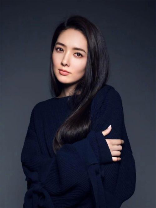 郭碧婷代言,郭碧婷代言費,郭碧婷形象代言,郭碧婷廣告代言,郭碧婷明星代言
郭碧婷，1984年1月16日出生于臺灣省臺北市，華語影視女演員、時尚模特。
2002年，十八歲的郭碧婷因參加在臺北西門町舉辦的美少女選秀而出道。此后，她憑借擔任《BEAUTY》、《RAY》等時尚雜志的平面模特在臺灣嶄露頭角。與此同時，郭碧婷還出任了眾多華語歌手音樂錄影帶的女主角。2005年，她完成了個人的首部電視劇作品《金色年華》。2007年，郭碧婷出演了個人的大銀幕處女作《沉睡的青春》。2008年，她因接拍《益達口香糖》廣告而被稱為“益達女孩”。2010年，其主演的臺灣首部寵物愈療片《街角的小王子》上映。2011年，郭碧婷開始將工作重心轉向內地。隨后，她與眾多藝人聯(lián)袂主演的《小時代》系列電影票房突破18億人民幣，其個人也因此受到廣泛關注。2015年，她主演的都市劇《神犬小七》獲得全國暑期黃金檔電視劇收視冠軍。