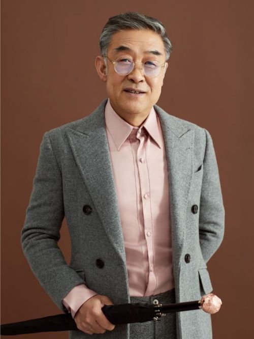 李建義代言,李建義代言費(fèi),李建義形象代言,李建義廣告代言,李建義明星代言
李建義，1959年11月5日出生于北京市，國家一級(jí)演員，國家話劇院演員，配音員。
1982年，李建義畢業(yè)之后就進(jìn)入了國家話劇院。1984年，主演故事片《二零八客機(jī)》。1994年，出演電視劇《三國演義》，并擔(dān)任該劇的主要配音員。1995年，參演話劇《伐子都》。1999年，主演歷史故事片《我的1919》。2003年主演古裝劇《少年天子》。2008年，主演由王劍男執(zhí)導(dǎo)的兩幕喜劇《物理學(xué)家》。2011年，主演現(xiàn)代劇《你是我的幸?！?。2013年主演諜戰(zhàn)劇《零下三十八度》。2014年，出演古裝愛情劇《錯(cuò)點(diǎn)鴛鴦》。2016年，加盟國內(nèi)反腐第一大劇《人民的名義》。2017年參演諜戰(zhàn)劇《天衣無縫》。2019年參演電影《銀河補(bǔ)習(xí)班》。2020年出演電視劇《熱血同行》。