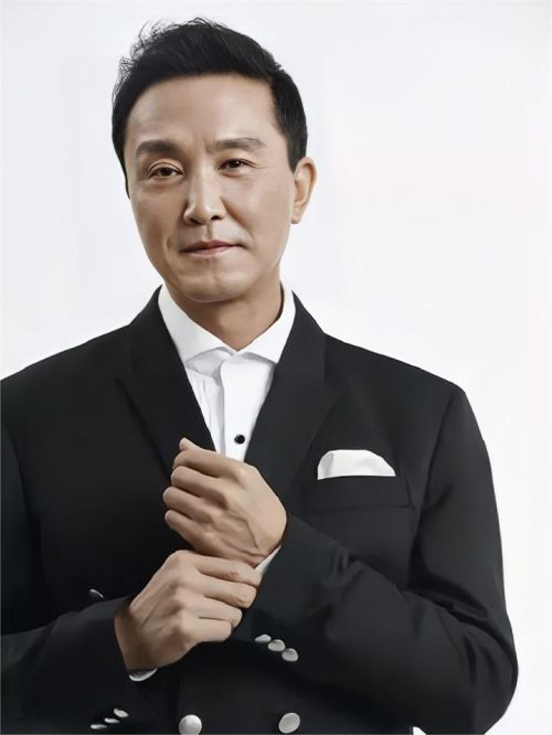 吳剛代言,吳剛代言費,吳剛形象代言,吳剛廣告代言,吳剛明星代言
吳剛，1962年12月9日出生于北京市，中國內(nèi)地男演員，國家一級演員，畢業(yè)于北京人民藝術(shù)劇院?，F(xiàn)任北京電視藝術(shù)家協(xié)會副主席、演員工作委員會會長。
1991年參加中央電視臺元旦晚會搭檔郭達(dá)表演小品《換大米》，2000年，主演風(fēng)格獨特的都市情感劇《堆積情感》。2004年，出演偵探懸疑《黑螞蟻》。2007年，出演古裝劇《秋海棠》。2009年，出演電視劇《潛伏》和電影《建國大業(yè)》；同年，在電影《鐵人》中飾演鐵人王進(jìn)喜，獲得第27屆中國電影金雞獎最佳男主角。2011年，出演《漢陽造》。2013年，出演諜戰(zhàn)情感大劇《我的絕密生涯》。2014年參演電視劇《十月圍城》。2015年出演電影《三體》。2017年憑借反腐劇《人民的名義》榮獲第23屆上海電視節(jié)白玉蘭獎最佳男配角獎。同年主演動作片《戰(zhàn)狼Ⅱ》。2019年出演電視劇《慶余年》，飾演陳萍萍。
2019年主演電視劇《巡回檢察組》、陳可辛執(zhí)導(dǎo)電影《奪冠》。2021年參演年代劇《光榮與夢想》。