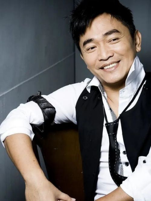 吳宗憲代言,吳宗憲代言費,吳宗憲形象代言,吳宗憲廣告代言,吳宗憲明星代言
吳宗憲（Jacky Wu），1962年9月26日生于中國臺灣省臺南市，中國臺灣綜藝節(jié)目男主持人、流行樂歌手、演員、導(dǎo)演。
1987年發(fā)行第一張普通話專輯《是不是這樣的夜晚你才會這樣的想起我》。1994年發(fā)行第一張閩南語專輯《真心換絕情》，此后擔(dān)任臺視《超級星期天》與《天天樂翻天》節(jié)目主持人。1996年發(fā)行專輯《我會想你》。1997年發(fā)掘了周杰倫；同年與劉畊宏等人組成咻比嘟嘩組合。1999年發(fā)行專輯《你比從前快樂》。2000年主持中視綜藝節(jié)目《周日八點黨》。2003年發(fā)行專輯《原罪》。2008年憑借《我猜我猜我猜猜猜》獲得第43屆臺灣電視金鐘獎最佳娛樂綜藝節(jié)目主持人獎。2013年主持《綜藝大熱門》。2014年主持《綜藝玩很大》。2016年與女兒吳姍儒共同主持《小明星大跟班》。?