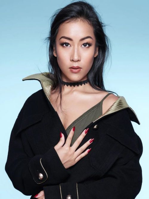 吉克雋逸代言,吉克雋逸代言費,吉克雋逸形象代言,吉克雋逸廣告代言,吉克雋逸明星代言
吉克雋逸（Summer），漢名王雋逸，1988年5月13日出生于四川省涼山彝族自治州甘洛縣，中國內(nèi)地彝族流行樂女歌手、影視演員。
2012年，參加浙江衛(wèi)視歌唱選秀節(jié)目《中國好聲音第一季》的比賽，最終獲得劉歡組冠軍、全國總決賽季軍，正式進入演藝圈?；同年，推出首支個人單曲《彩色的黑》。2013年，出演個人首部電影《白幽靈傳奇之絕命逃亡》。2014年，推出首張個人音樂專輯《吉克雋逸》。2016年，推出第2張個人音樂專輯《Intrepid大無畏》。2017年，參加中央廣播電視總臺春節(jié)聯(lián)歡晚會。2017年，推出個人英文單曲《The Magical Journey》。2018年，獲得亞洲音樂盛典年度最佳女歌手獎；同年，推出第3張個人音樂專輯《Global Citizen世界公民》。2019年，獲得第26屆東方風云榜音樂盛典最佳舞臺演繹獎。