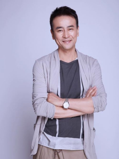 羅鋼代言,羅鋼代言費(fèi),羅鋼形象代言,羅鋼廣告代言,羅鋼明星代言
羅鋼，1965年4月4日生于湖南省長(zhǎng)沙市，中國(guó)內(nèi)地影視男演員，畢業(yè)于北京電影學(xué)院表演系。
1989年參演電影《一半是火焰一半是海水》。1993年出演電視劇《梅花三弄之水云間》。1996年因在軍旅劇《紅十字方隊(duì)》中飾演的趙志偉一角獲得關(guān)注。2002年參演年代劇《大染坊》。2008年主演家庭倫理劇《婚后五年》。2012年主演都市情感劇《小麥進(jìn)城》。2014年8月憑借年代劇《茶頌》獲得第13屆華鼎獎(jiǎng)古裝類劇集最佳男主角提名。