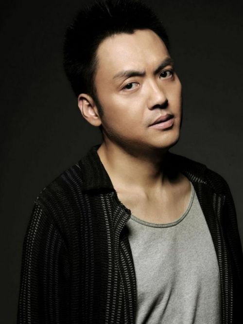朱宏嘉代言,朱宏嘉代言費,朱宏嘉形象代言,朱宏嘉廣告代言,朱宏嘉明星代言
朱宏嘉，1970年9月23日出生于四川省南充市，畢業(yè)于北京電影學(xué)院表演系89級，中國內(nèi)地男演員。
1992年在校期間首次出演電影《上一當(dāng)》，自此開始演藝事業(yè)。1998年在古裝清朝喜劇《還珠格格第二部》中飾演簫劍，為觀眾所熟知。2001年出演武俠劇《武林外史》。2005領(lǐng)銜主演抗戰(zhàn)劇《滇西往事》。2008年主演的抗戰(zhàn)劇《保衛(wèi)延安》獲得第28屆中國電視劇飛天獎長篇電視劇三等獎。2011年主演家庭倫理情感劇《別樣幸?！?。2013年主演都市情感劇《新閨蜜時代》。2014年參演人物傳記題材劇《歷史轉(zhuǎn)折中的鄧小平》。2018年6月參演電影《霧中的劍旗》。