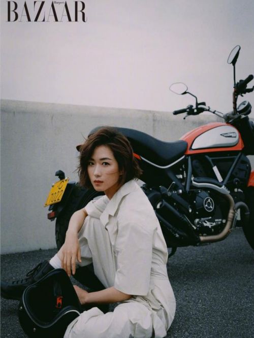 《時(shí)尚芭莎》雜志