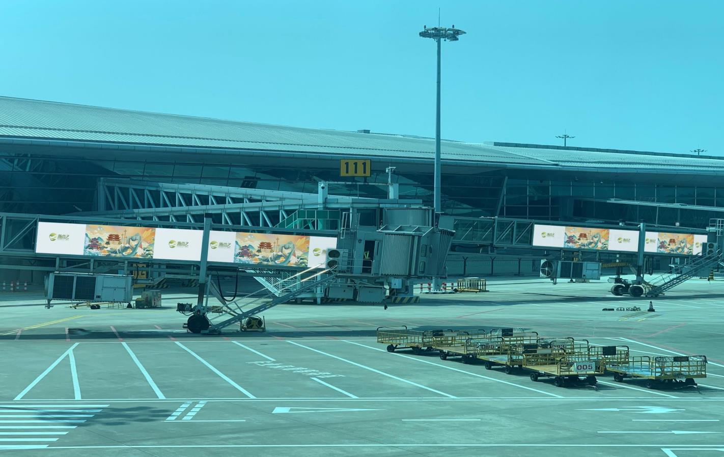 揭陽潮汕機(jī)場登機(jī)橋外廊廣告.jpg